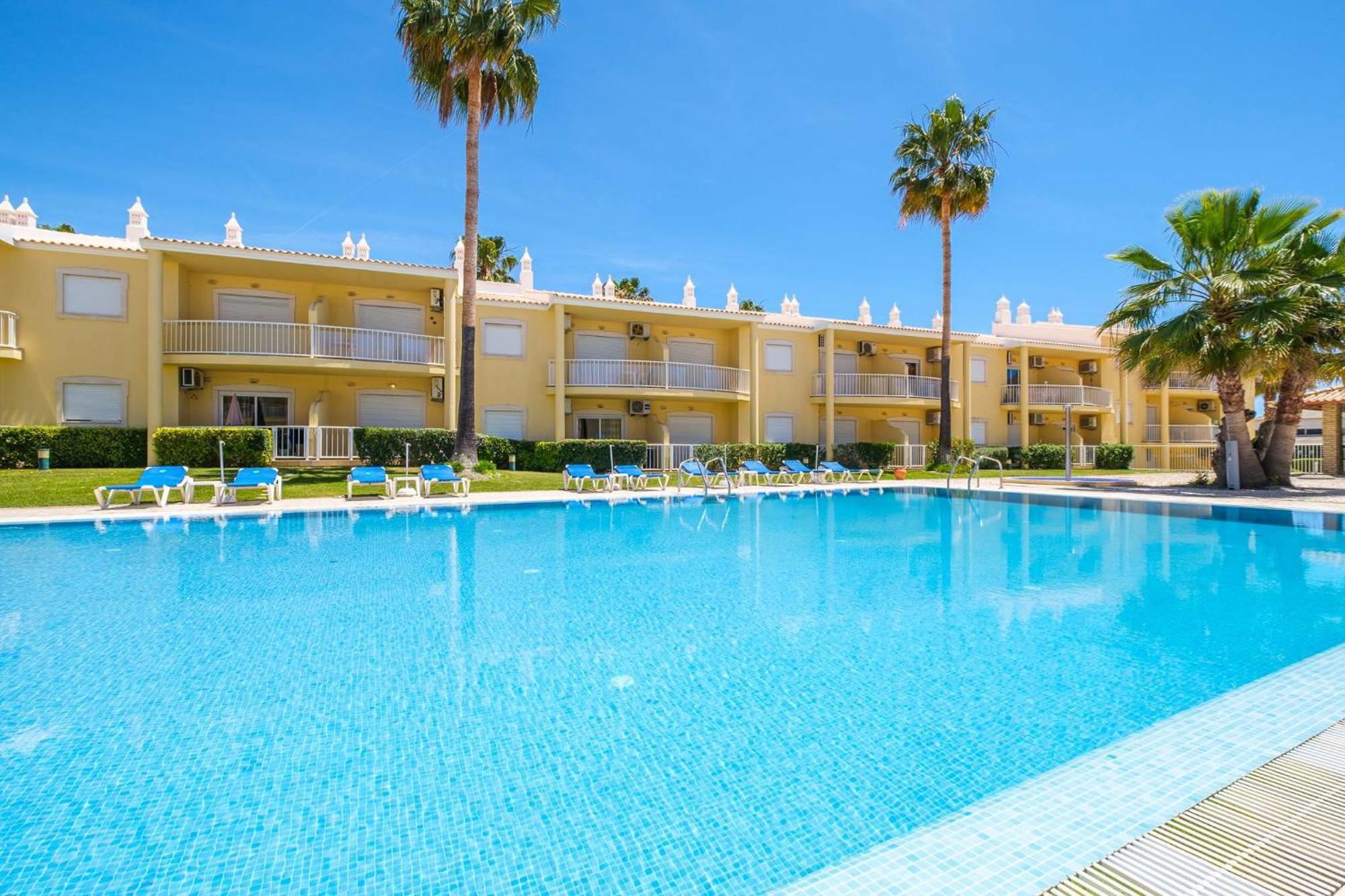 Vakantiehuis Riu - Close To Bars Shops And Restaurants