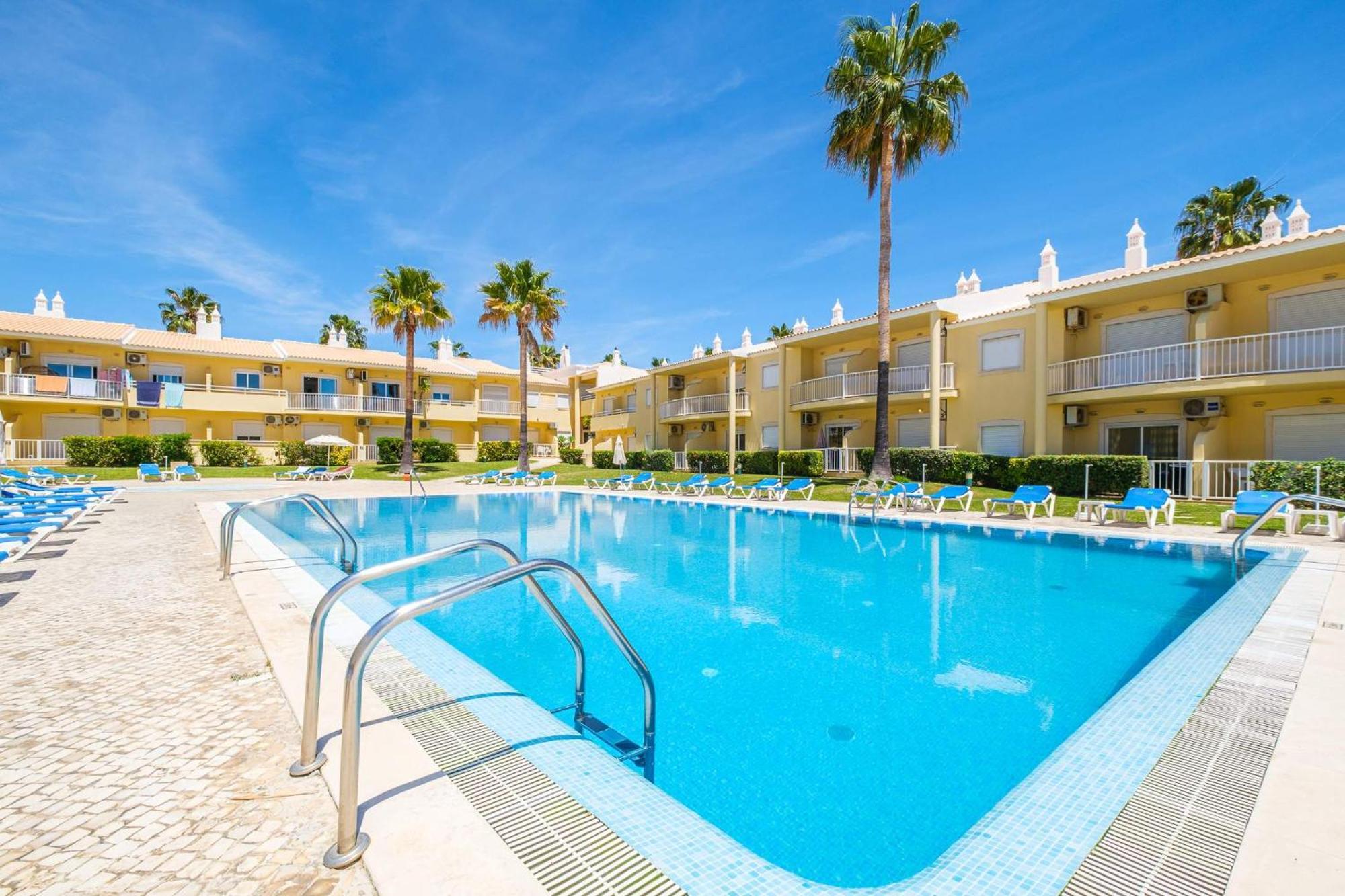 Vakantiehuis Riu - Close To Bars Shops And Restaurants
